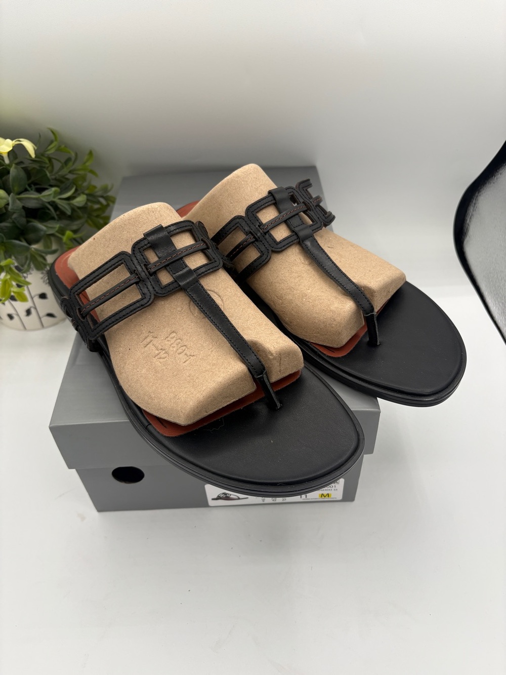 Vionic Black Leather Thong Sandals Size 11